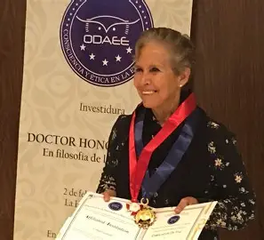 Persona distinguida por ODAEE con diploma y medalla